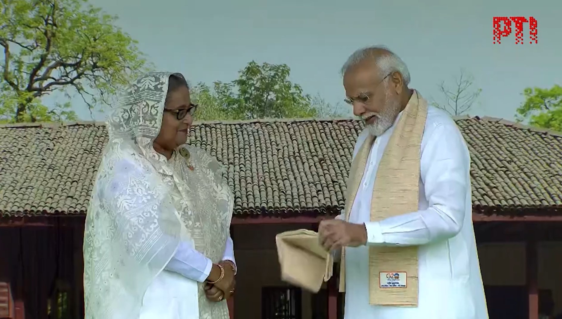 রাজঘাটে মহাত্মা গান্ধীর সমাধিতে প্রধানমন্ত্রীর শ্রদ্ধা