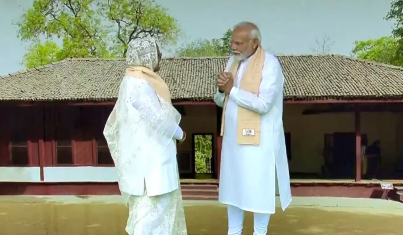 রাজঘাটে মহাত্মা গান্ধীর সমাধিতে প্রধানমন্ত্রীর শ্রদ্ধা