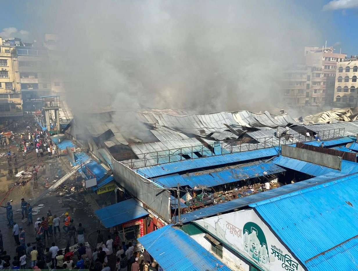 সাড়ে পাঁচ ঘণ্টা পর মোহাম্মদপুরের আগুন নিয়ন্ত্রণে
