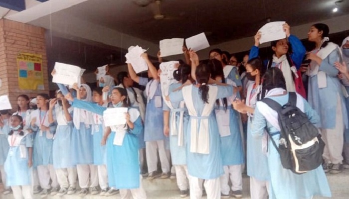 শিক্ষকের মেসেজের ভাষা দেখে বোবা হয়ে যাই