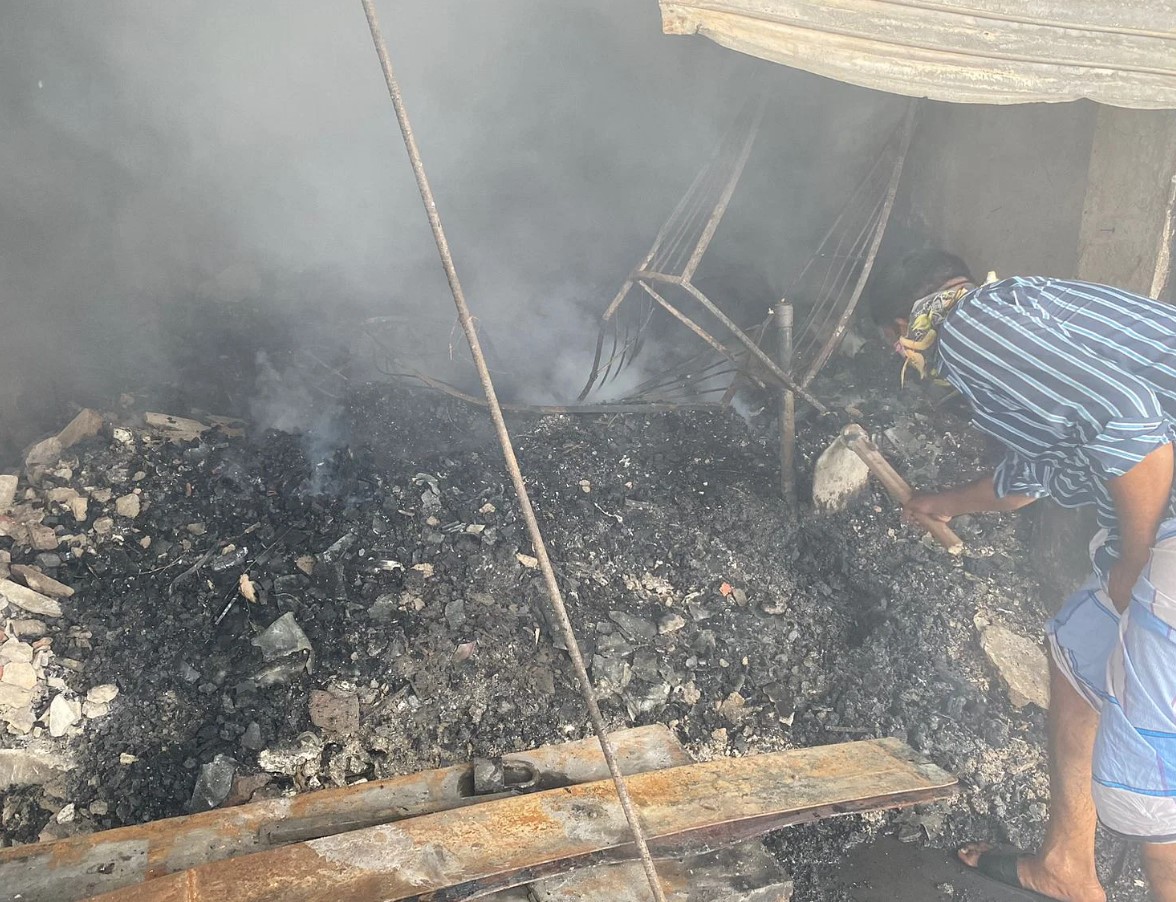 ব্যবসায়ীদের আহাজারি, একটি সুতাও বের করতে পারিনি