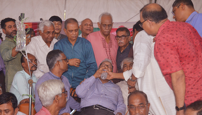 সংখ্যালঘুদের ৪৮ ঘণ্টার অনশন ভাঙিয়েছেন কবির বিন আনোয়ার