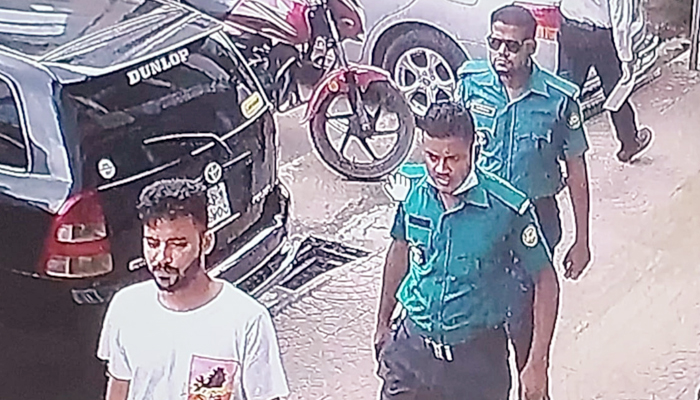 ২০ লাখ টাকা ছিনতাই, রিমান্ড শেষে ২ পুলিশ সদস্যসহ ৫ জন কারাগারে