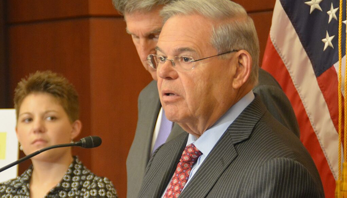 ঘুষ কেলেঙ্কারিতে ফাঁসলেন র‌্যাবের ওপর নিষেধাজ্ঞা দেয়া মার্কিন সিনেটর