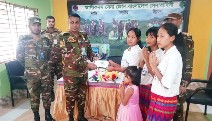 আলীকদমে সেনাজোনের উদ্যোগে আর্থিক সহায়তা প্রদান