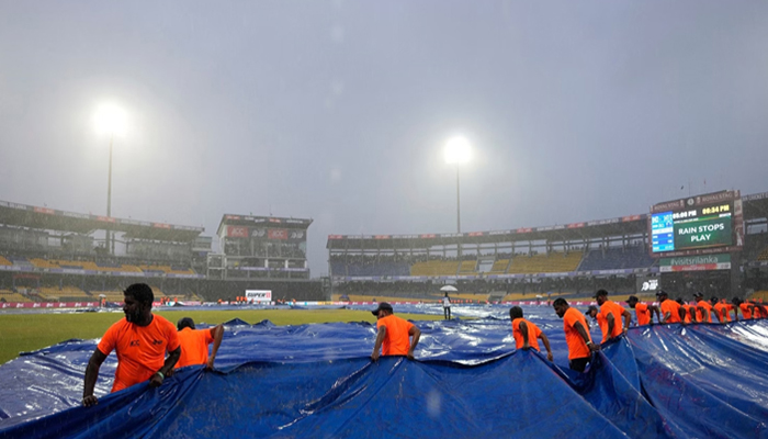 ৯ উইকেট হারিয়ে ব্যাকফুটে ভারত, বৃষ্টিতে খেলা বন্ধ
