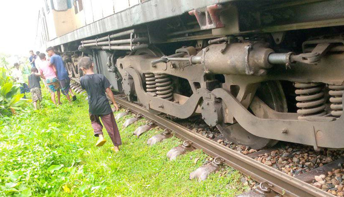 পূর্বধলায় ট্রেনের ইঞ্জিনের দুই চাকা লাইনচ্যুত