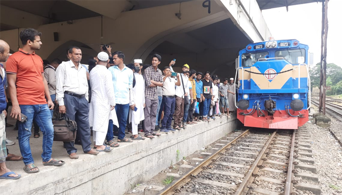 পদ্মা পাড়ি দিয়ে ২ ঘণ্টায় ট্রেন পৌঁছাল ভাঙ্গায়