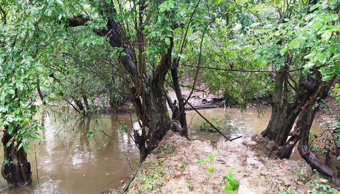 রাস্তায় চলাচলে বাঁধা, ঘরবন্দী দুই পরিবার