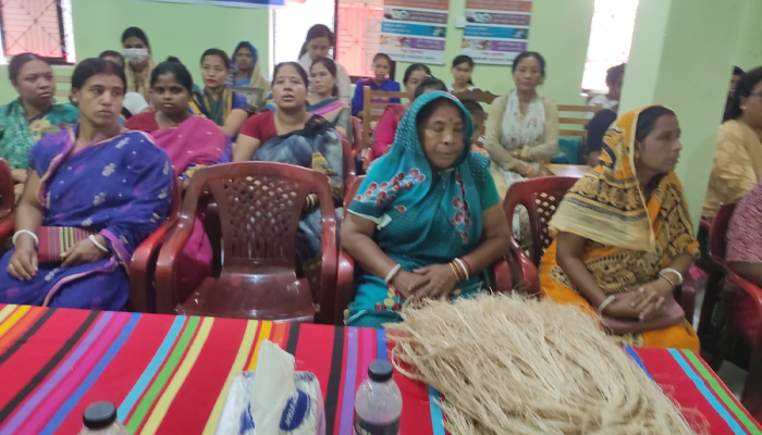 কলা গাছের তন্তু দিয়ে বান্দরবানে শাড়ি তৈরির প্রশিক্ষণ শুরু