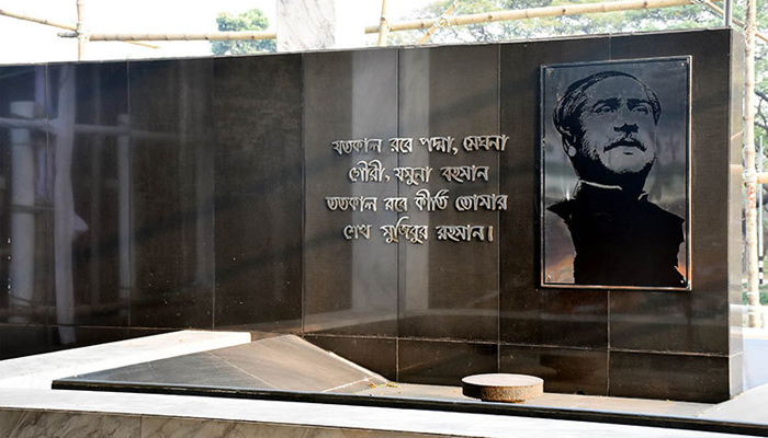 বঙ্গবন্ধুর প্রতিকৃতিতে ল্যাভরভের শ্রদ্ধা