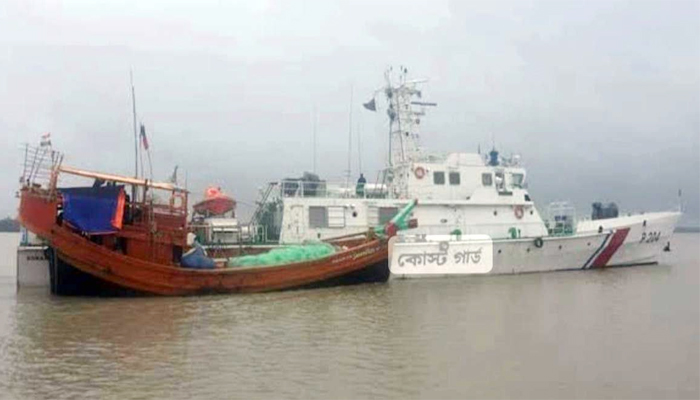 বঙ্গোপসাগরে ৫ দিন ধরে ভাসতে থাকা ১৭ জেলে উদ্ধার