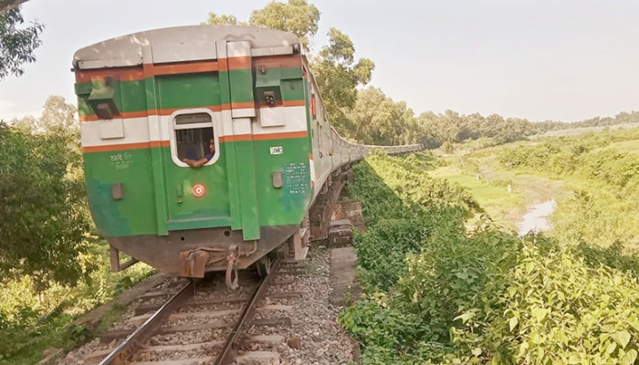 প্রচণ্ড গরমে রেল লাইন বাকলিং,আটকা পড়ে পাহাড়িকা এক্সপ্রেস