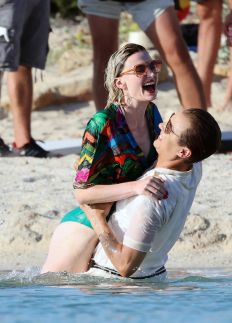 প্রিয়াঙ্কার ভাসুরকে ছেড়ে অন্য পুরুষে মজেছেন সোফি!