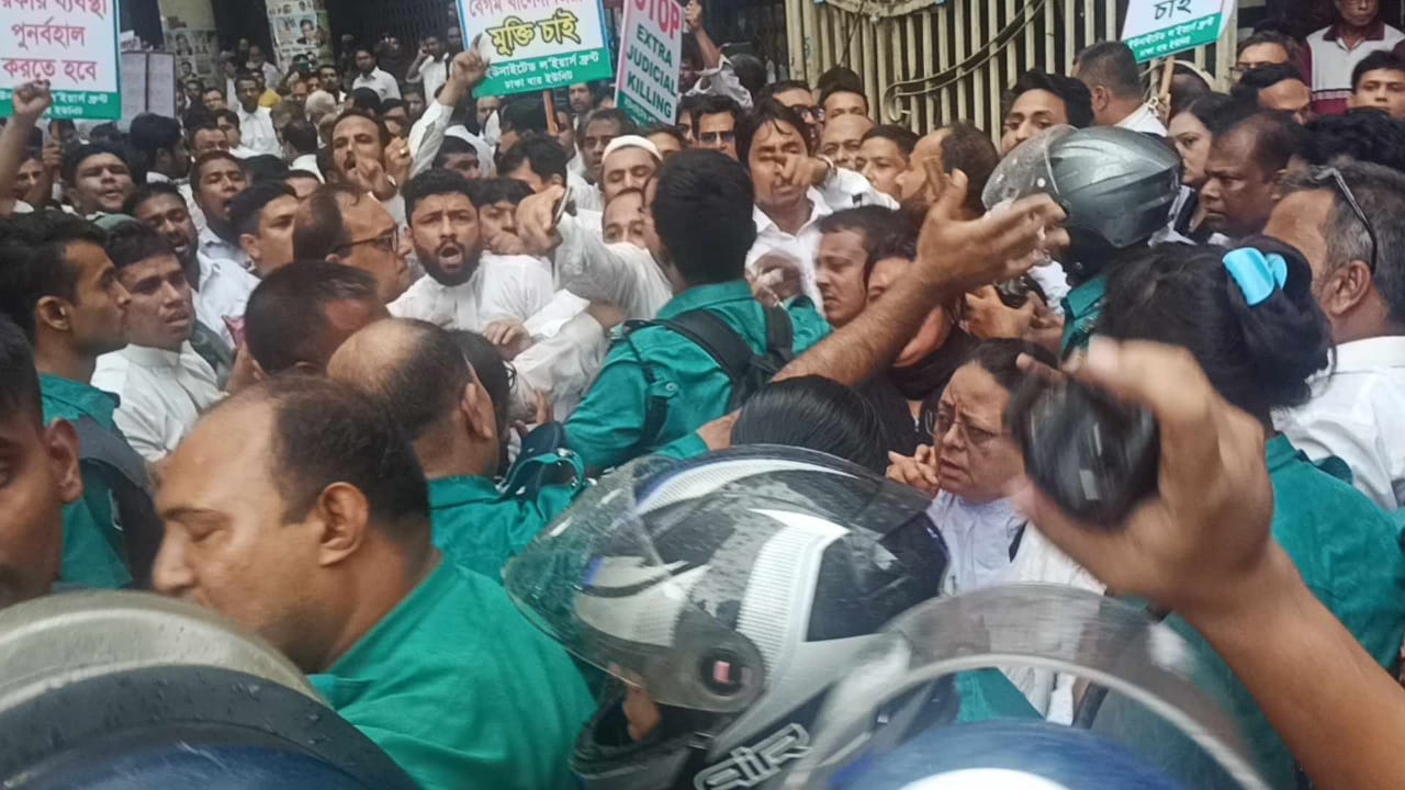 আইনজীবী-পুলিশ সংঘর্ষে এডিসি-ওসিসহ আহত ১৬
