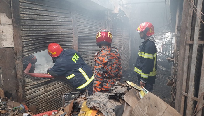 সাড়ে পাঁচ ঘণ্টা পর মোহাম্মদপুরের আগুন নিয়ন্ত্রণে