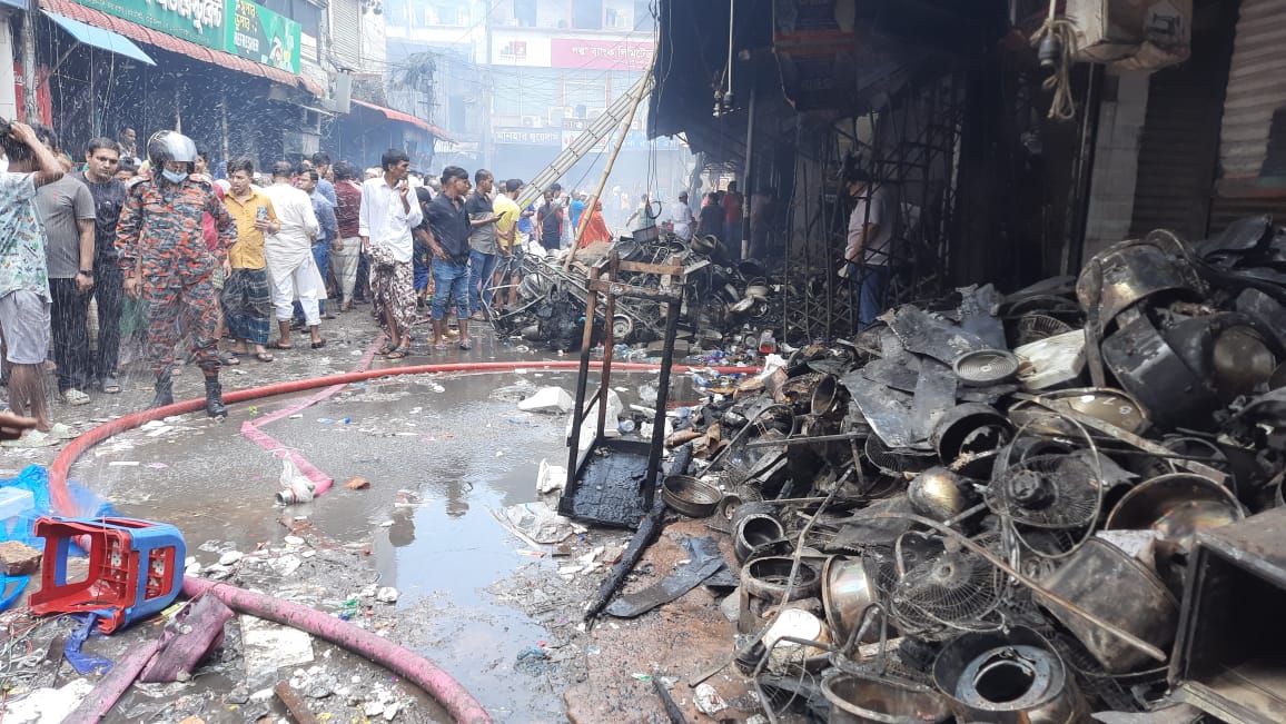 মুদি দোকানের অংশ থেকে আগুনের সূত্রপাত