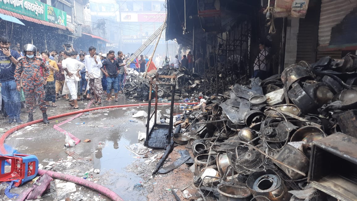 সাড়ে পাঁচ ঘণ্টা পর মোহাম্মদপুরের আগুন নিয়ন্ত্রণে