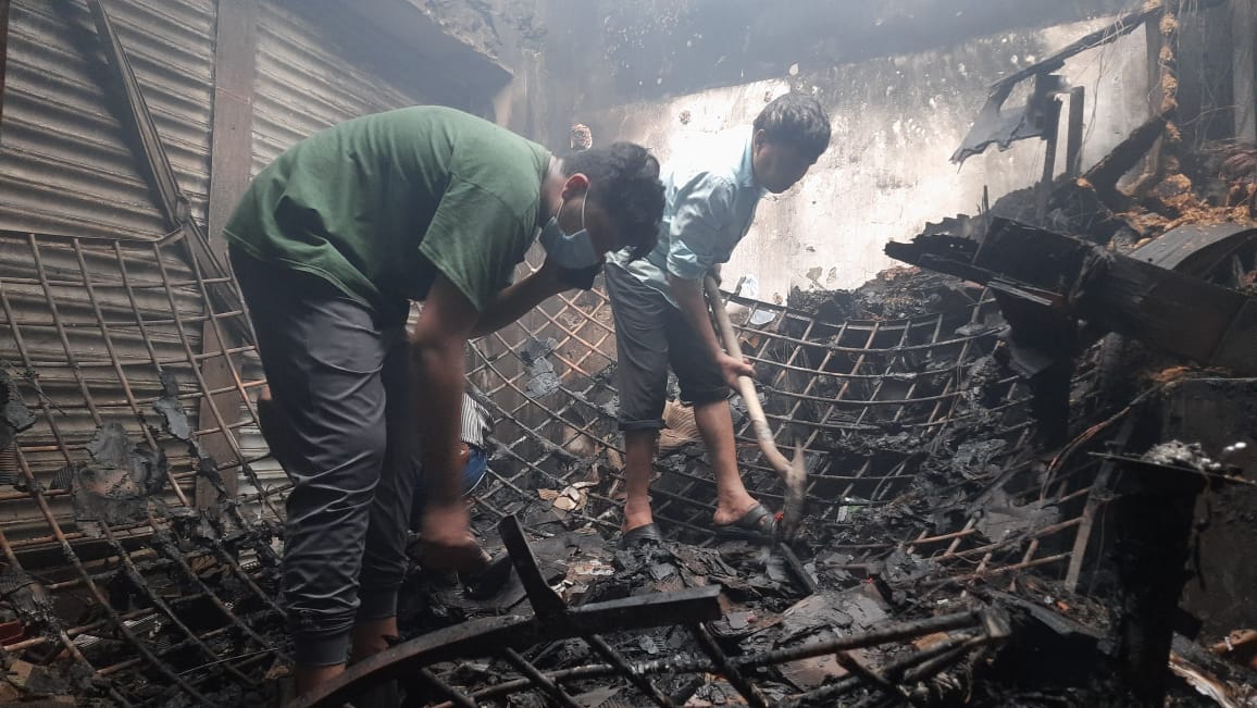 মুদি দোকানের অংশ থেকে আগুনের সূত্রপাত