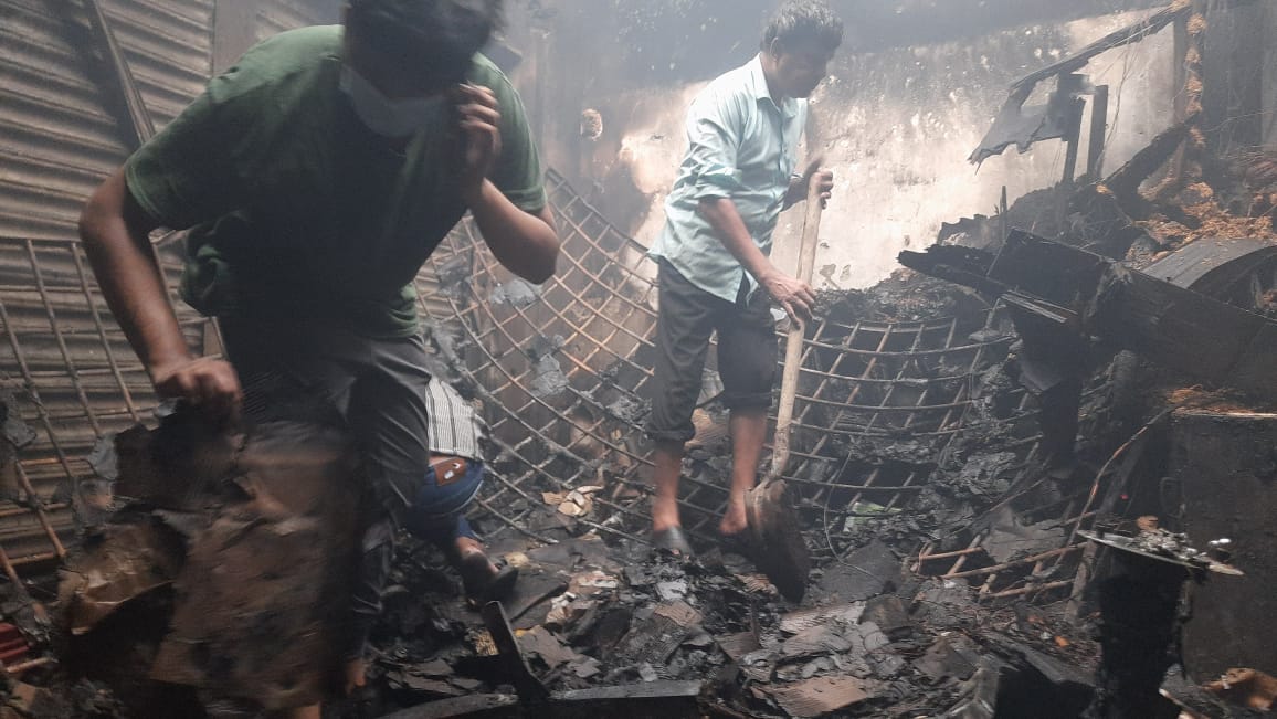 মুদি দোকানের অংশ থেকে আগুনের সূত্রপাত