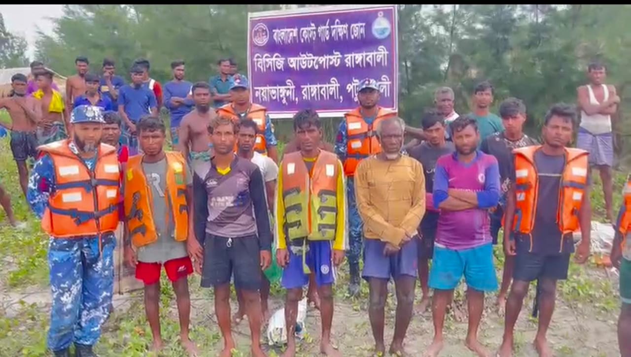 ৯৯৯-এ কল দিয়ে প্রাণে বাঁচলো ভাসমান ২৯ জেলে