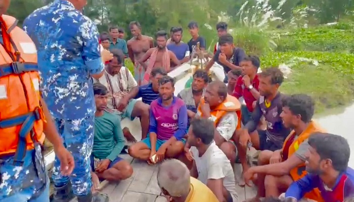 ৯৯৯-এ কল দিয়ে প্রাণে বাঁচলো ভাসমান ২৯ জেলে
