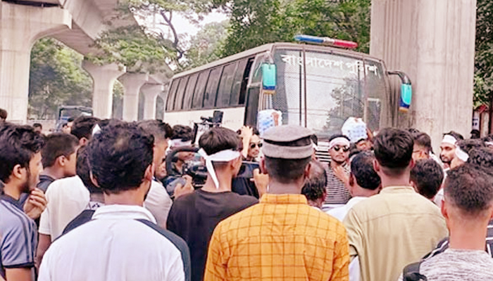 মিছিল নিয়ে সমাবেশে ছাত্রলীগ নেতাকর্মীরা