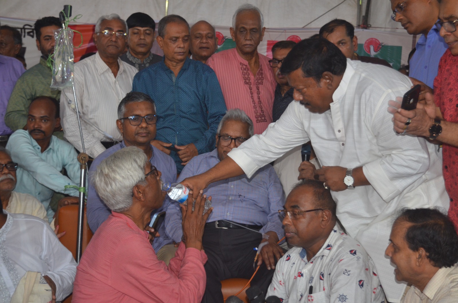 সংখ্যালঘুদের ৪৮ ঘণ্টার অনশন ভাঙিয়েছেন কবির বিন আনোয়ার