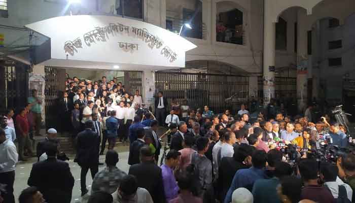 ফখরুলের শুনানিতে এজলাসে দুই পক্ষের আইনজীবীদের হট্টগোল