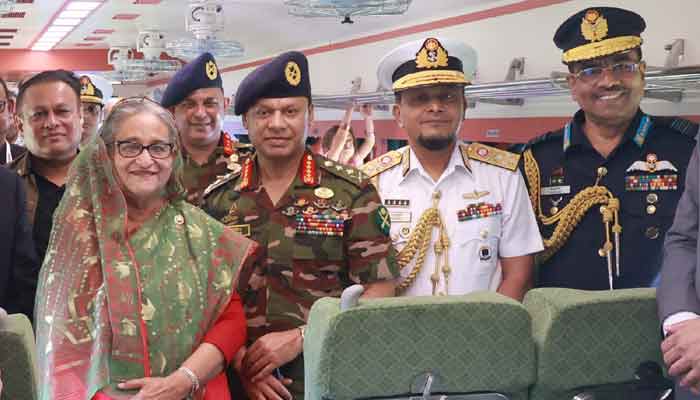 প্রধানমন্ত্রীর সঙ্গে তিন বাহিনী প্রধানদের ফটোসেশন