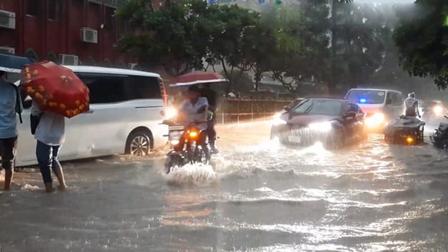 রাজশাহীর সড়কে যানবাহনের বদলে চলছে নৌকা