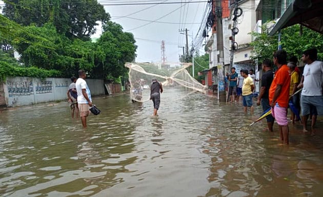 রাজশাহীর সড়কে যানবাহনের বদলে চলছে নৌকা