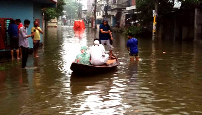 রাজশাহীর সড়কে যানবাহনের বদলে চলছে নৌকা