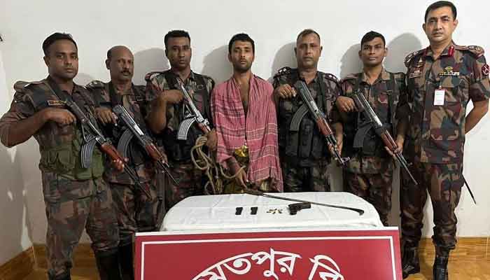 চাঁপাইনবাবগঞ্জে আগ্নেয়াস্ত্র ও দর্শনায় স্বর্ণসহ আটক ২