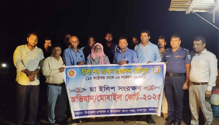মা ইলিশ রক্ষায় রাতে পদ্মার বুকে ভ্রাম্যমান আদালতের অভিযান