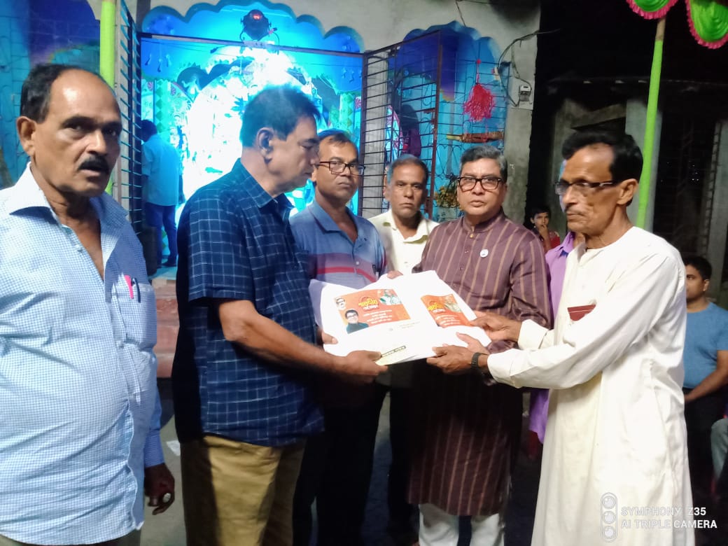 পিরোজপুরে প্রধানমন্ত্রীর উপহার পেলেন মন্দিরের পুরোহিতরা