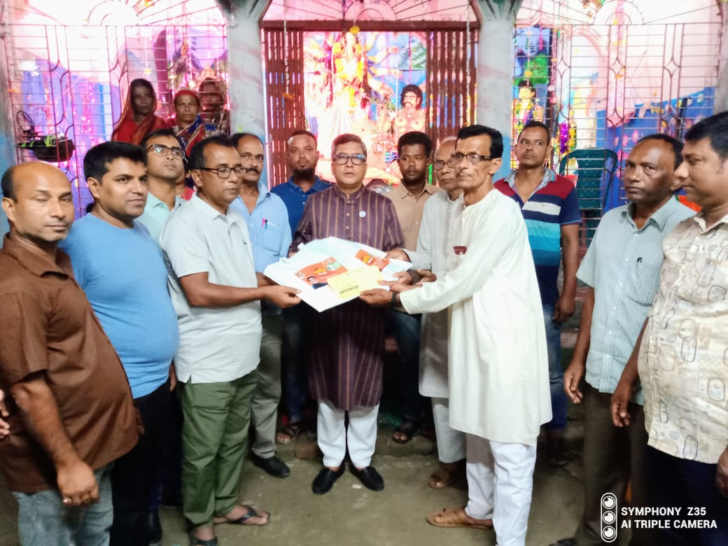 পিরোজপুরে প্রধানমন্ত্রীর উপহার পেলেন মন্দিরের পুরোহিতরা