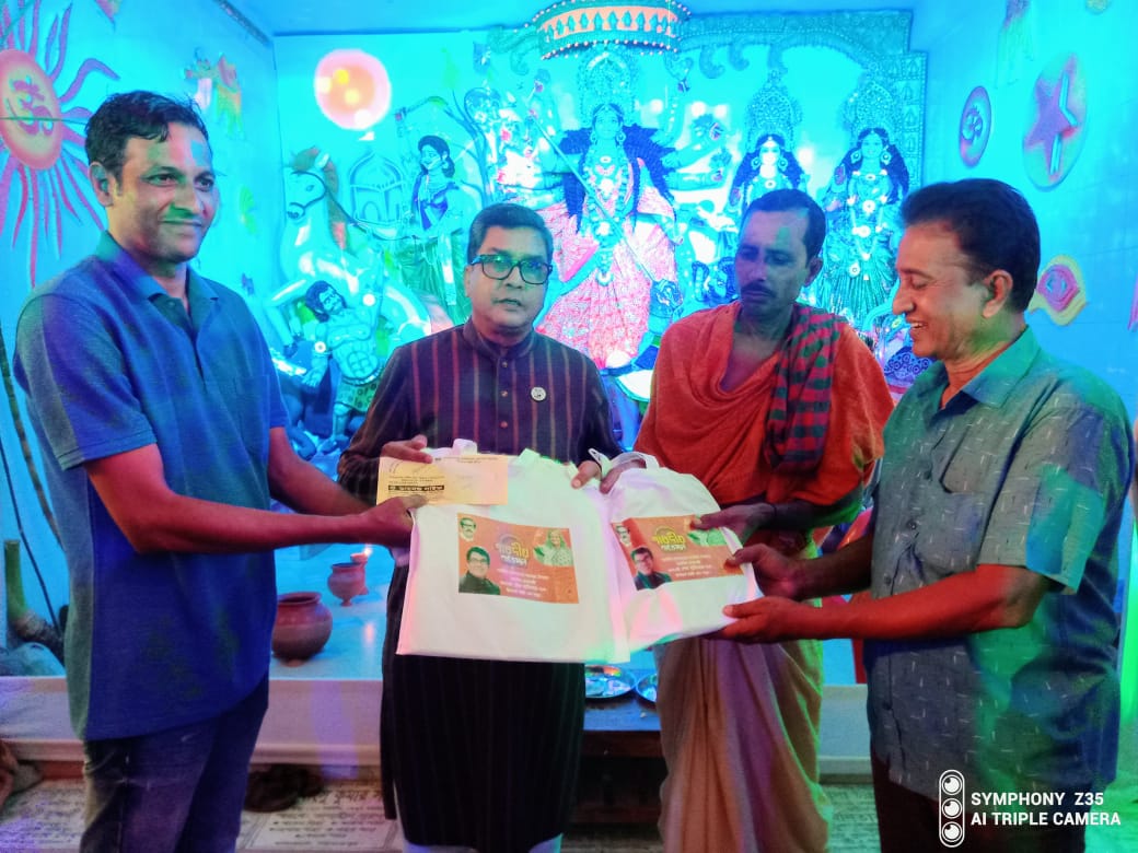পিরোজপুরে প্রধানমন্ত্রীর উপহার পেলেন মন্দিরের পুরোহিতরা