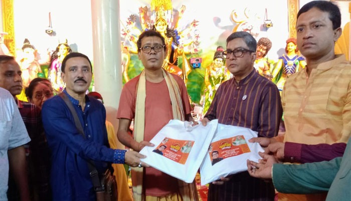 পিরোজপুরে প্রধানমন্ত্রীর উপহার পেলেন মন্দিরের পুরোহিতরা