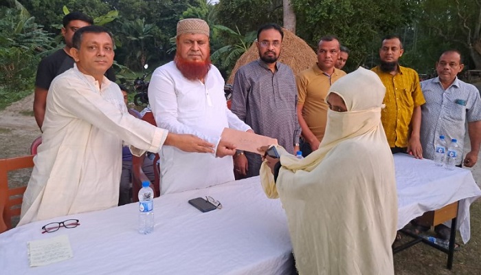 আলফাডাঙ্গায় ঘূর্ণিঝড়ে ক্ষতিগ্রস্তদের হাতে হাতে নগদ অর্থ প্রদান