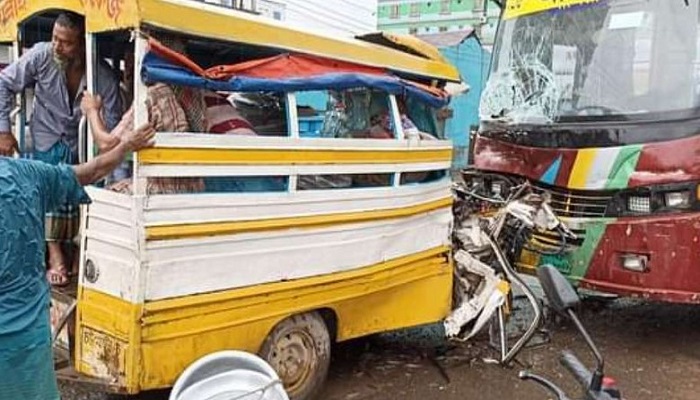 রাজধানীতে সিএনজিতে বাসের ধাক্কা, নিহত ২