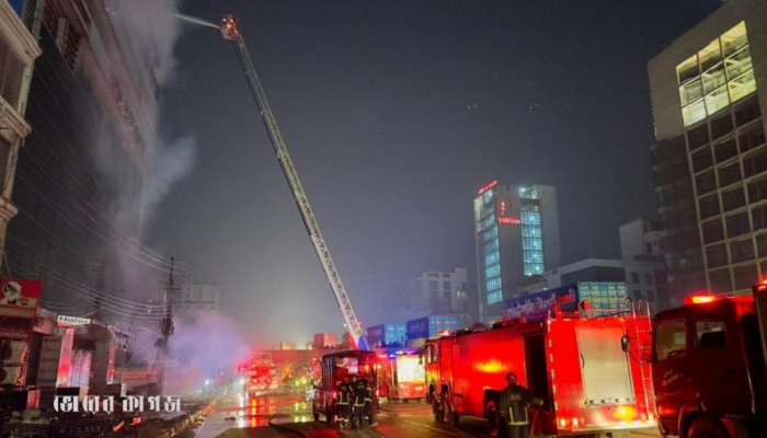 সাড়ে ৩ ঘণ্টা পর উত্তরার সাইদ সেন্টারের আগুন নিয়ন্ত্রণে