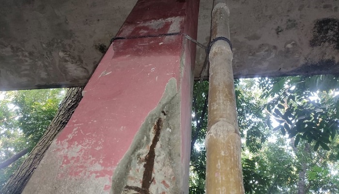 বাঁশ-দড়িতে টিকে আছে ছাদ, তৎপরতা নেই প্রশাসনের