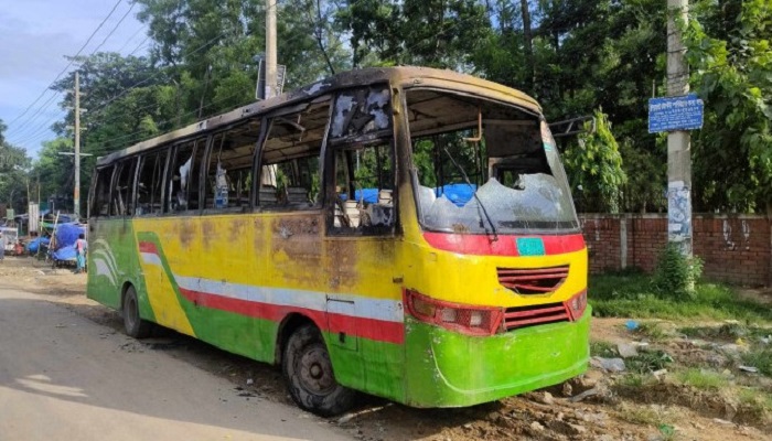 রাজধানীর ডেমরায় বাসে আগুন, যুবক নিহত