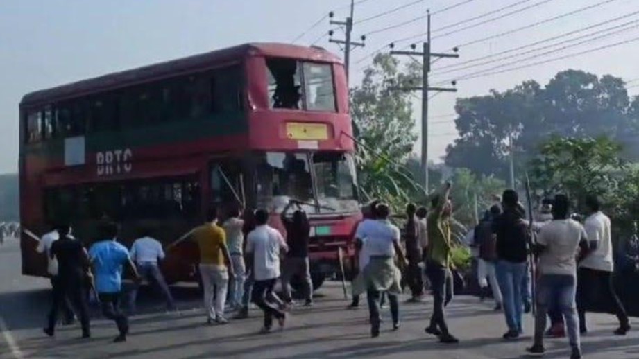 নারায়ণগঞ্জে ত্রিমুখী সংঘর্ষ, তিন পুলিশসহ আহত ২০