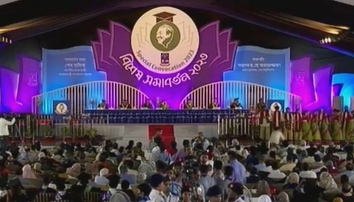 বর্ণিল আয়োজনে ঢাবির বিশেষ সমাবর্তন শুরু
