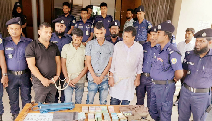 পটুয়াখালীতে ডিবি পরিচয়ে ডাকাতি, আটক ৪
