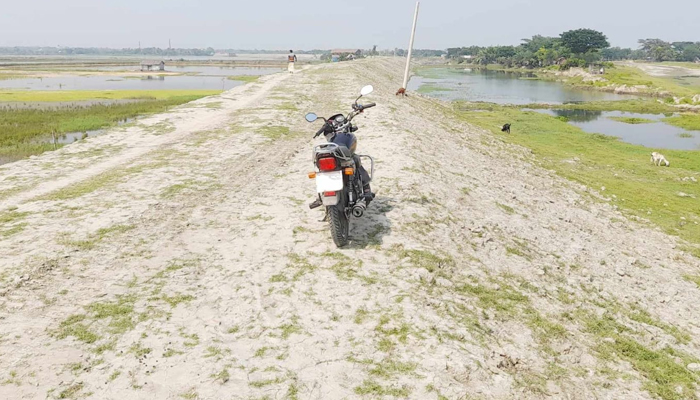 সাতক্ষীরায় নকশা অনুযায়ী বেড়িবাঁধ সংস্কার জনমনে স্বস্তি
