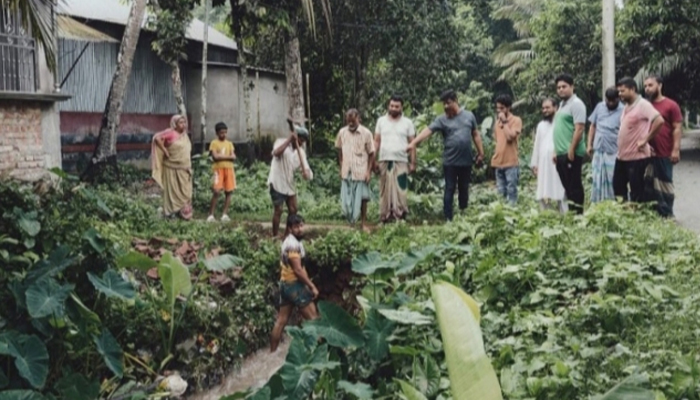 আলফাডাঙ্গায় জলাবদ্ধতা নিরসনে পৌর মেয়রের তাৎক্ষণিক ব্যবস্থা গ্রহণ