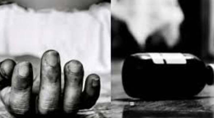 সিংগাইরে মোবাইল কিনে না দেয়ায় প্রবাসীর স্ত্রীর আত্মহত্যা